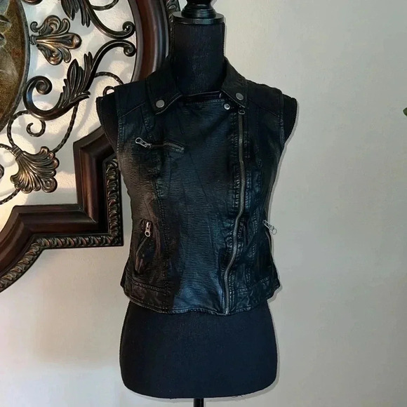 Rock & Republic Women’s Black Imitation Vegan Leather Lined Vest Small - Picture 5 of 16